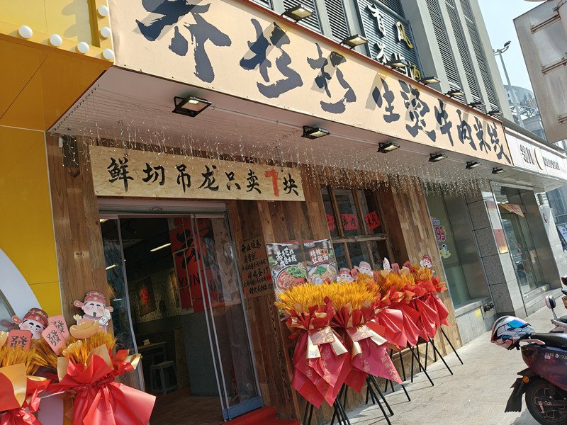 同题参见 员工们巧用仿真绿叶精心装饰