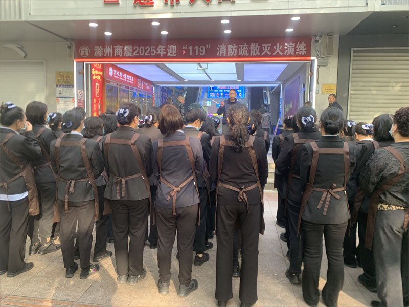 在商厦门前广场举办了一场别开生面的趣