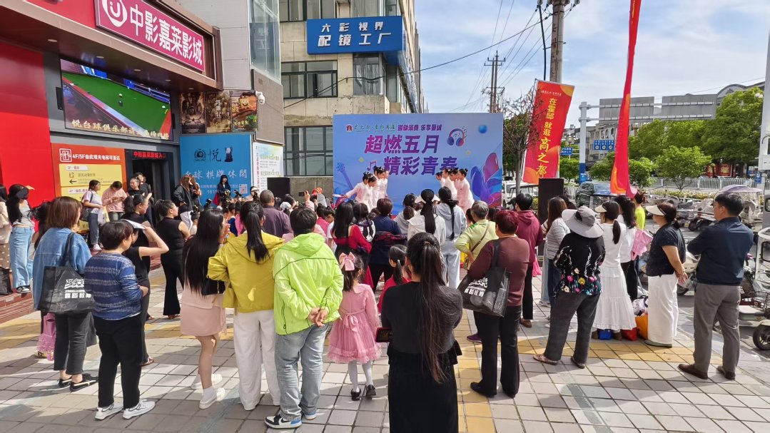 财务室贾先明以PPT演示结合模拟操作